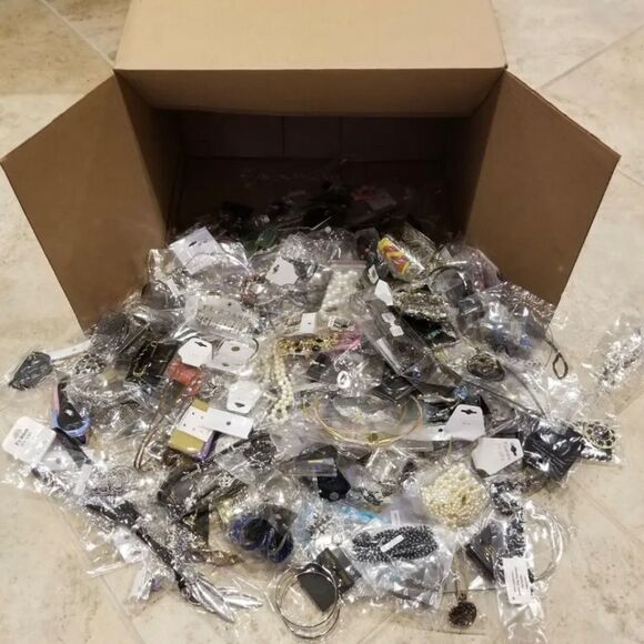 Vintage jewelry lot- 2 Lb - Picture 7 of 7